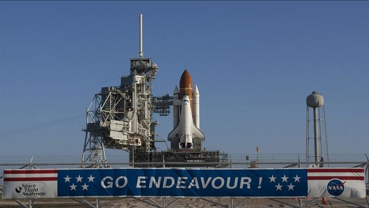 Fotografía de archivo fechada el 11 de marzo de 2011 del transbordador Endeavour en la plataforma de lanzamiento 39A detrás de una pancarta de apoyo, en el Centro Espacial Kennedy, en Cabo Cañaveral, Florida (EE.UU.). EFE/Archivo