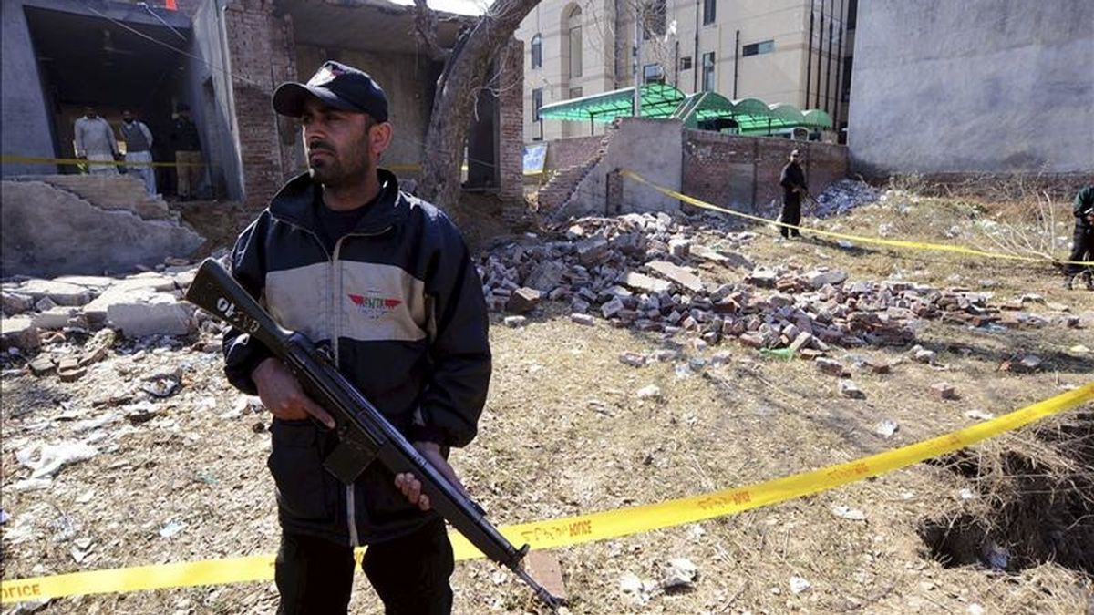 Un oficial de seguridad paquistaní vigila hoy junto a una zona acordonada tras explotar un artefacto en Gujranwala (Pakistán). Al menos tres policías resultaron heridos hoy en una serie de tres explosiones en la ciudad paquistaní oriental de Gujranwala, una de ellas cerca de un centro de la Agencia Central de Inteligencia (CIA) estadounidense, informó a Efe una fuente policial. EFE