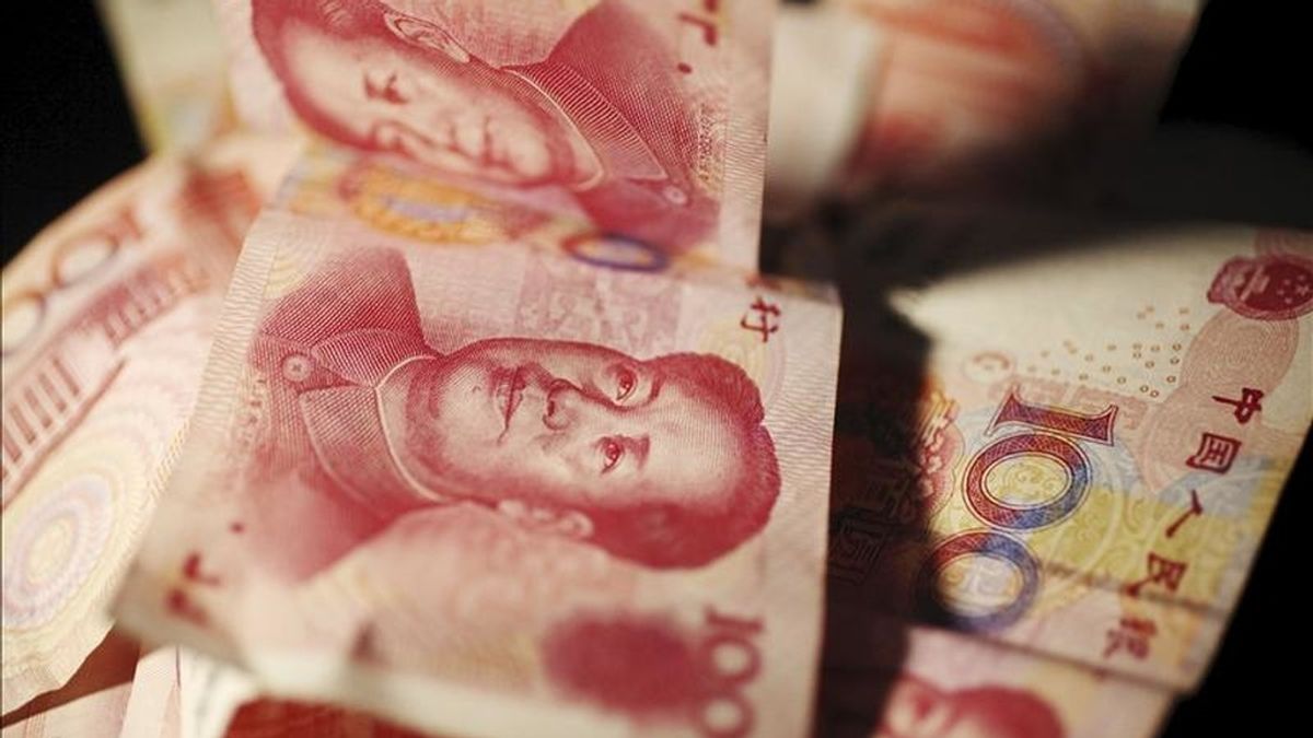 Varios billetes de 100 yuanes fotografiados en Pekín (China). El Banco Popular de China (PBOC, central) ha anunciado una subida de los tipos de interés de un cuarto de punto. EFE/Archivo