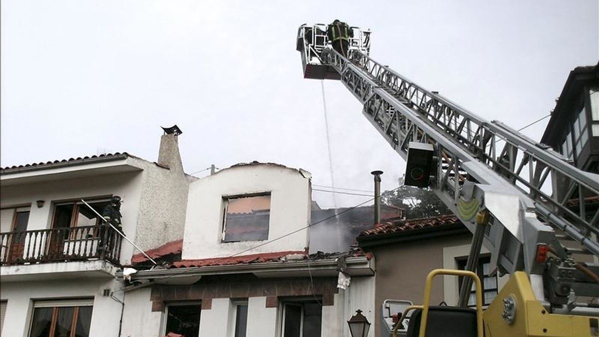 Una mujer ha fallecido hoy en el incendio de una vivienda del barrio de El Portiello, en el número 11 de la calle de Tormarina de Ribadesella (Asturias). EFE