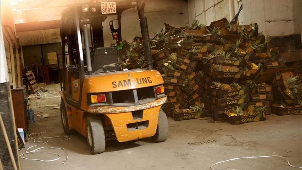 En la imagen de la nave situada en el núcleo urbano de Talavera de la Reina (Toledo) en la que se incautaron más de 200 kilogramos de cocaína en piñas previamente vaciadas a principios de mes. EFE