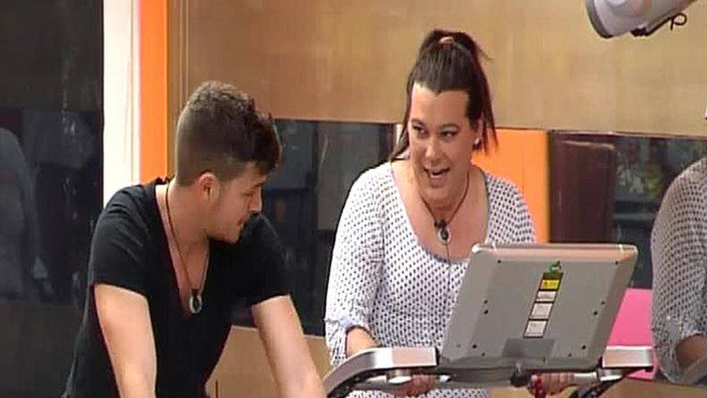 Muy parlanchina, Desi le ha hecho a Adrián un resumen de toda su vida