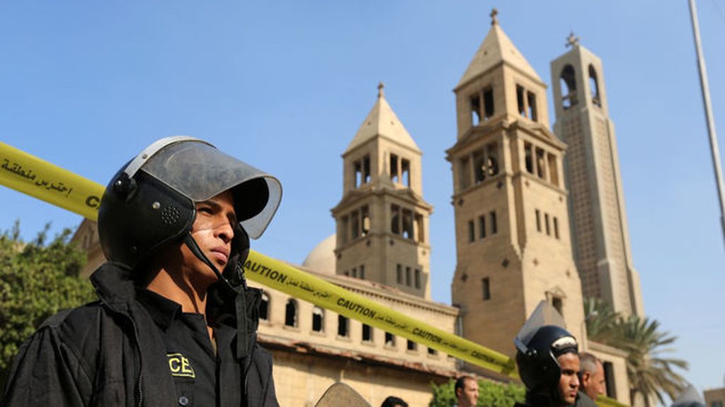 25 muertos en un atentado en la catedral copta de El Cairo