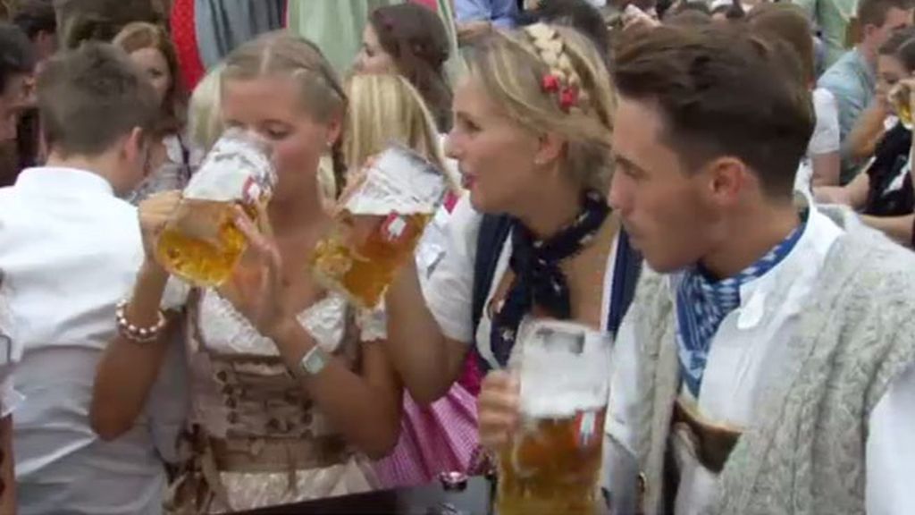 Litros de cerveza inauguran el Oktoberfest