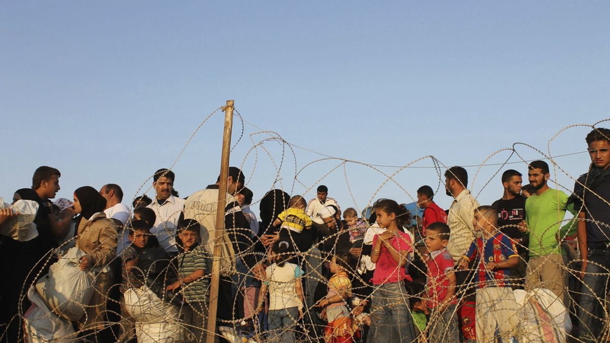 Miles de sirios buscan refugio en Turquía