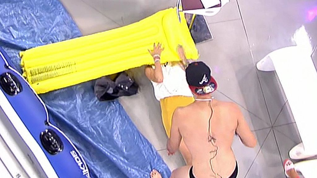 'El Rey de la playa' hace una demostración a Mila y Paz