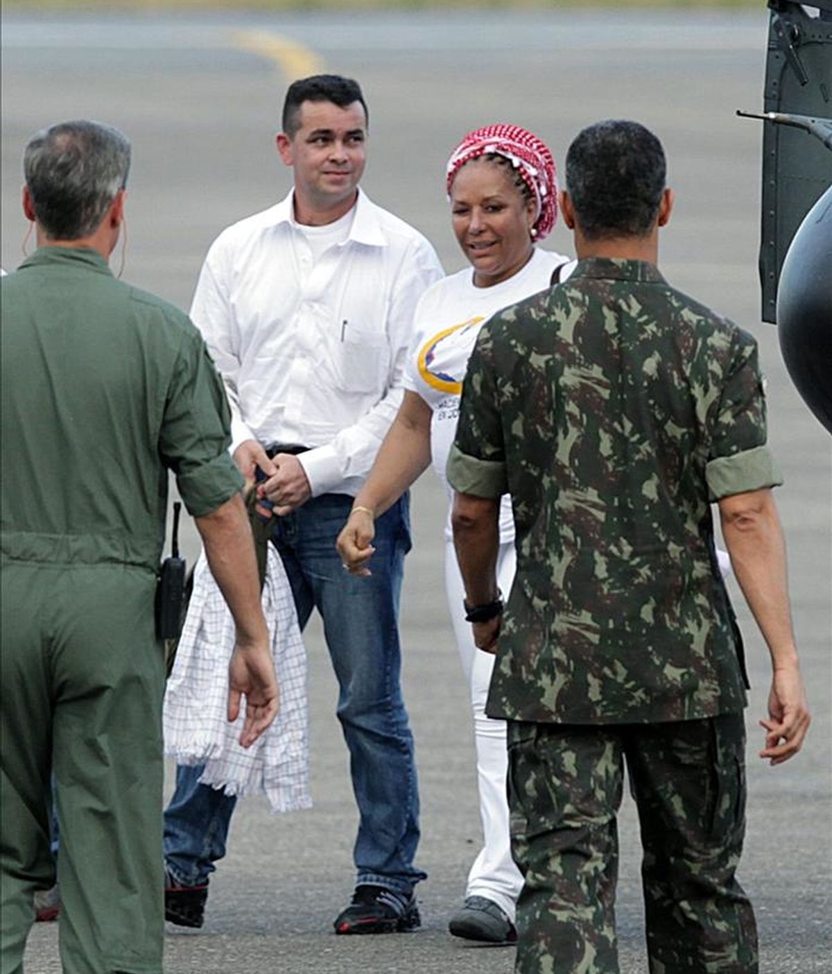El concejal colombiano Marcos Baquero (c-i) camina junto la exsenadora Piedad Córdoba (c-d) luego de descender del helicóptero que lo llevó a Villavicencio (Colombia), tras ser entregado por las FARC a una misión humanitaria. EFE