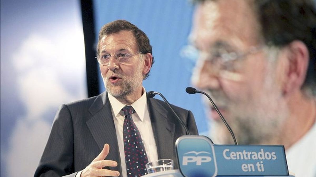 El presidente del Partido Popular, Mariano Rajoy, interviene durante el mitin electoral que ha tenido lugar en Logroño. EFE