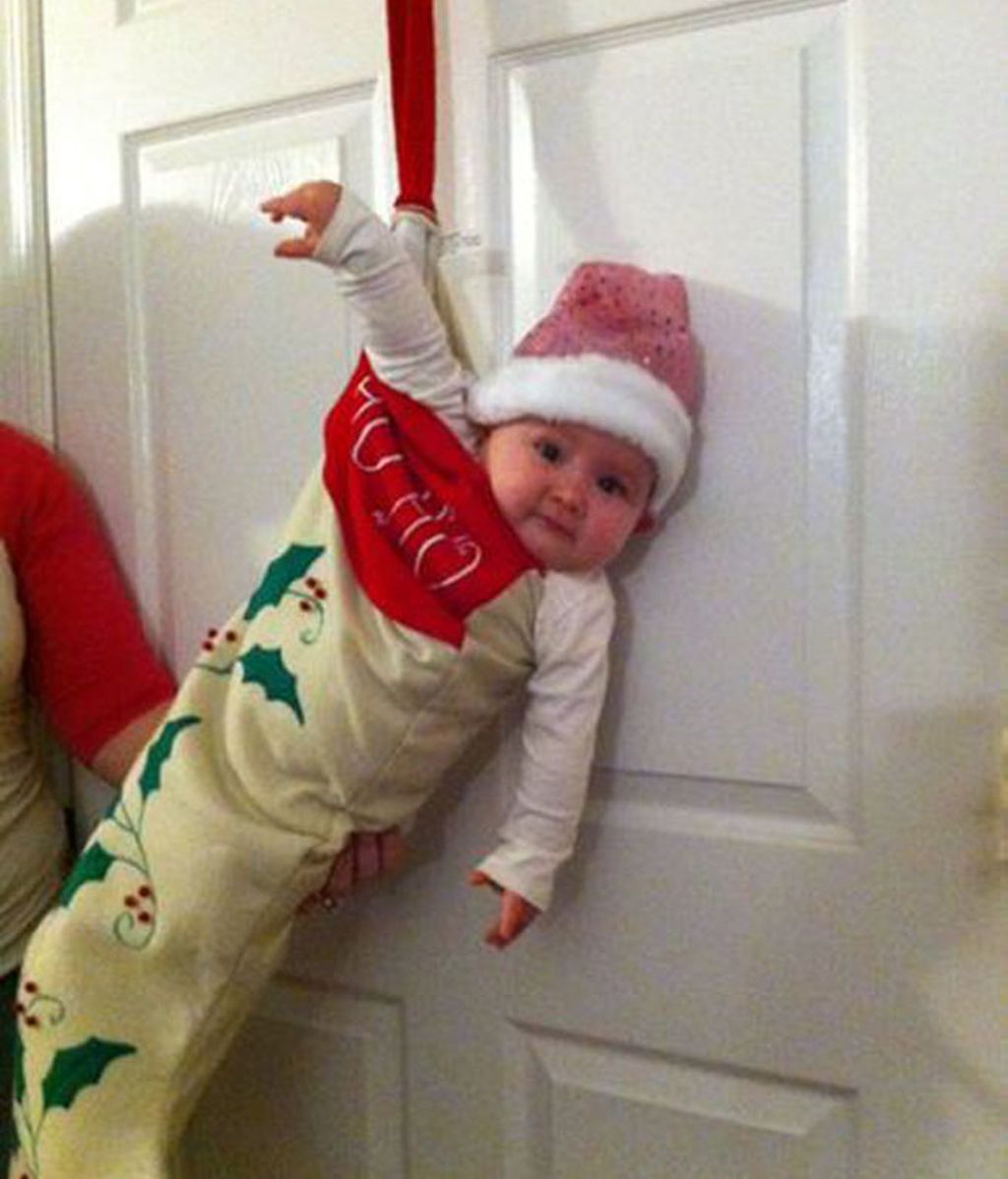Un bebé colgado de la puerta por Navidad
