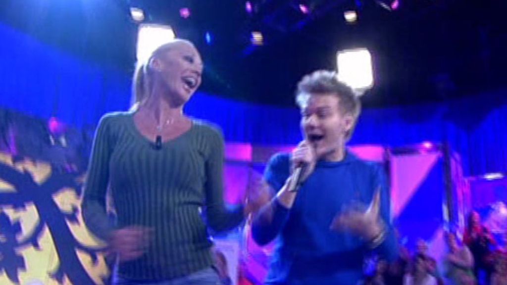 Belén Esteban, fan incondicional del cantante, sale a cantar con él