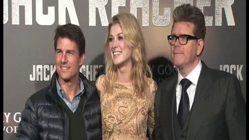 Tom Cruise y Rosamund Pike posan con Christopher Mcquarnie, director de la película