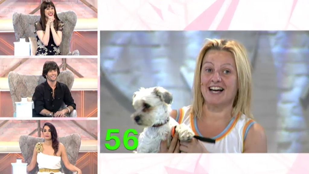 Sara se presenta con su perrita en busca de un cambio de look