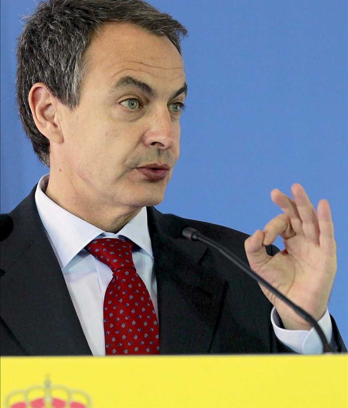 El presidente del Gobierno, José Luis Rodríguez Zapatero, durante la rueda de prensa que ofreció tras la reunión que mantuvo hoy con inversores chinos, en la residencia del embajador español en Pekín. EFE