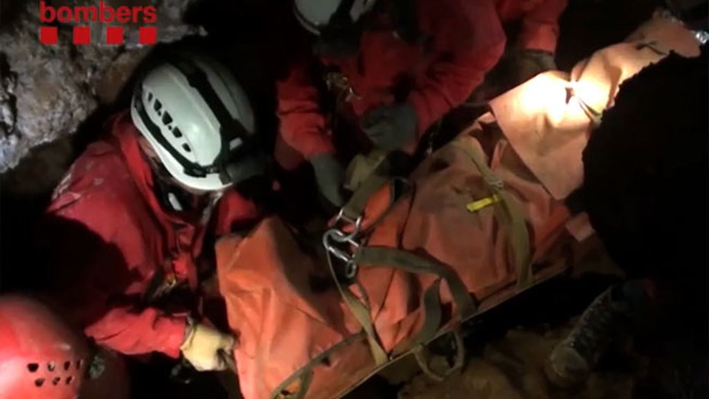 Titánico rescate de un espeléologo atrapado en una cueva de Lleida