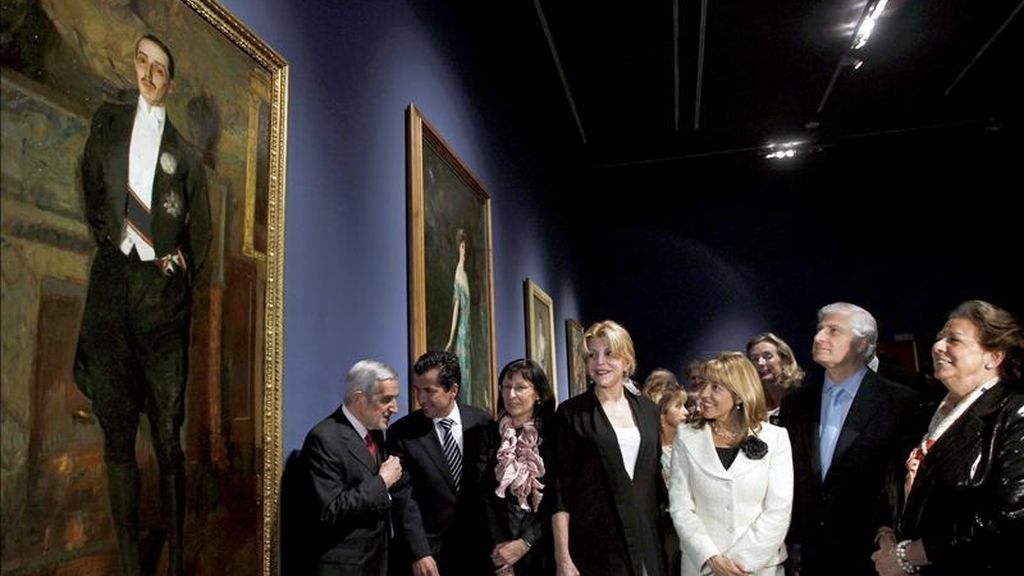 La baronesa Carmen Cervera (c) y el duque de Huéscar, Carlos Fitz-James Stuart Martínez de Irujo, (2d); la alcaldesa de Valencia, Rita Barberá (d) y la consellera de Cultura, Trinidad Miró (3d), entre otros, durante la inauguración de la exposición "Retratos de la Belle Époque". EFE