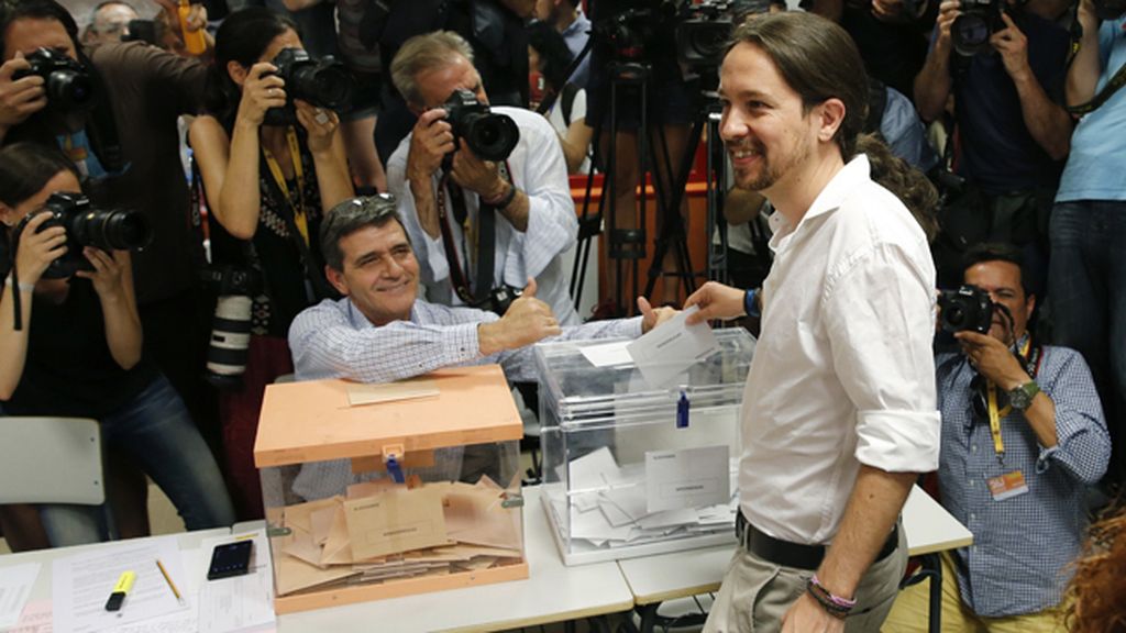 Pablo Iglesias vota entre una gran expectación mediática