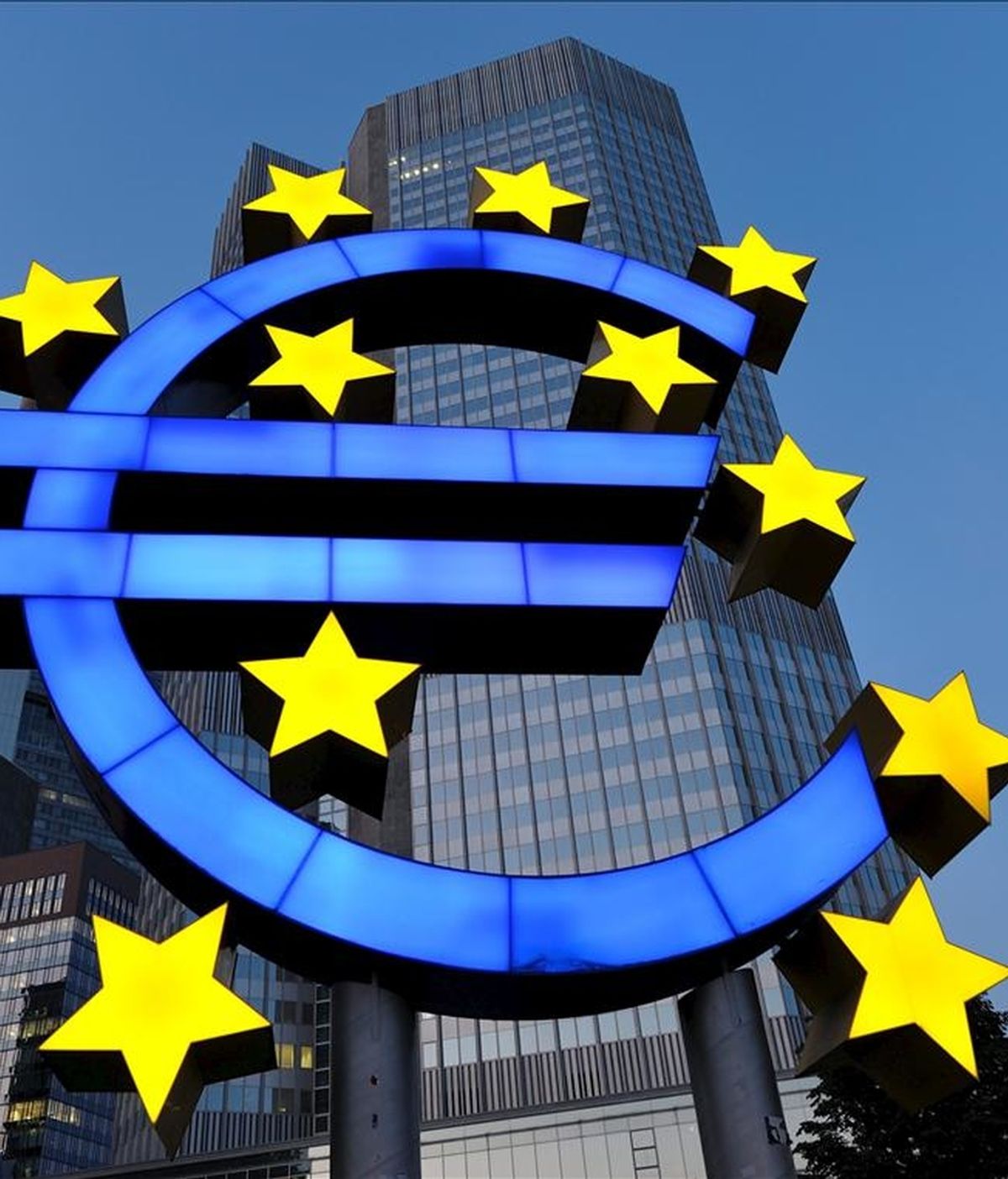 En la imagen, una escultura del símbolo del euro frente a la sede del Banco Central Europeo (BCE), en Fráncfort, Alemania. EFE/Archivo