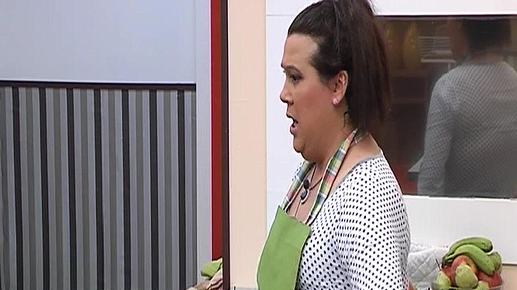 Muy parlanchina, Desi le ha hecho a Adrián un resumen de toda su vida