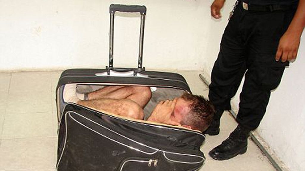 Momento en que los guardias de la prisión mexicana descubrían al narco Ramírez Tijerina tratando de escapar al estilo Houdini. Momento en que los guardias de la prisión mexicana descubrían al narco Ramírez Tijerina tratando de escapar al estilo Houdini.