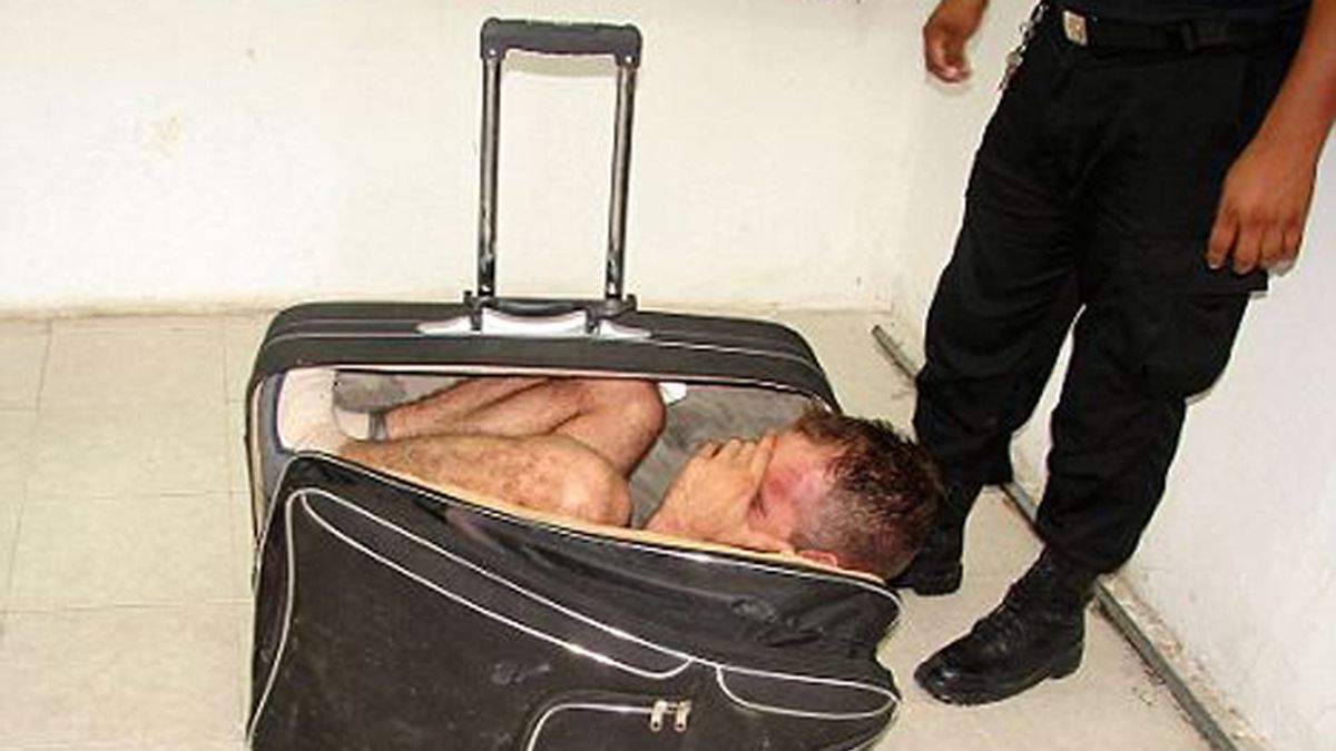 Momento en que los guardias de la prisión mexicana descubrían al narco Ramírez Tijerina tratando de escapar al estilo Houdini.