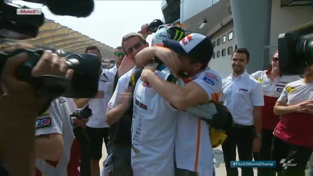 Marc Márquez y Tito Rabat se funden en un emotivo abrazo tras el título mundial