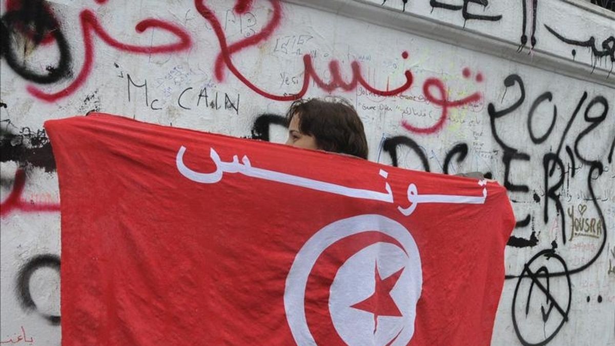 Un manifestante con una bandera tunecina en una  concentración. EFE/Archivo