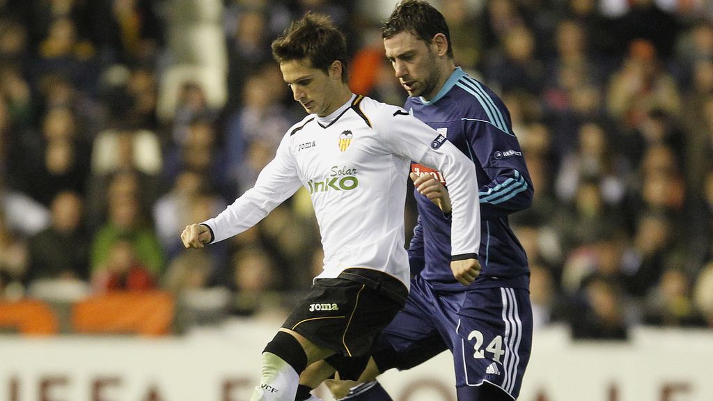 Piatti disputa un balón ante el Stoke City Piatti disputa un balón ante el Stoke City