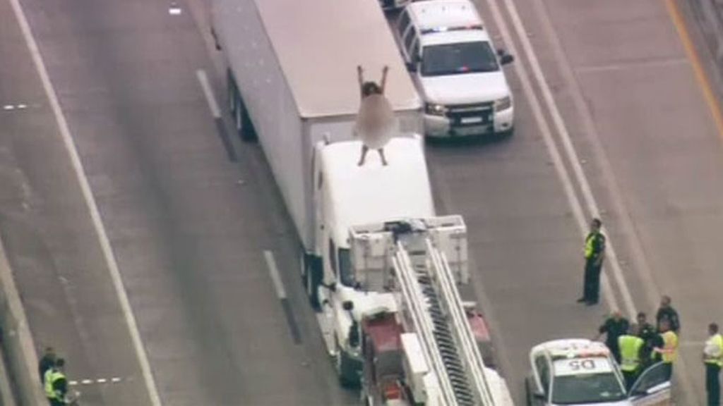 Una mujer colapsa el tráfico en Houston tras bailar desnuda sobre un camión