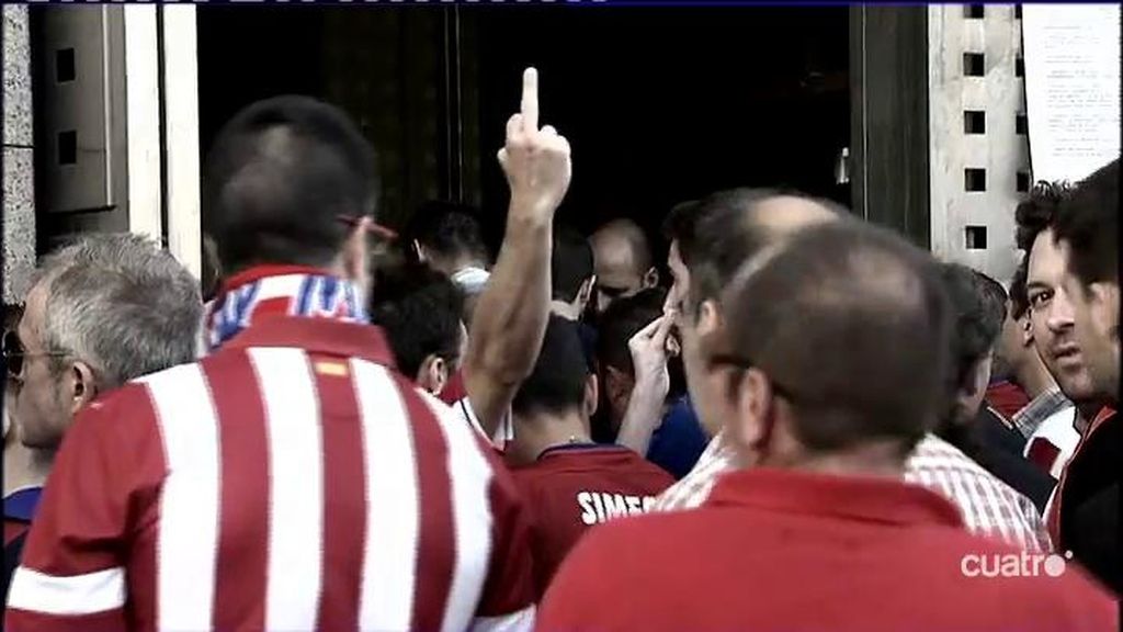 Colas y mucha tensión en el primer partido con control biométrico en el Vicente Calderón