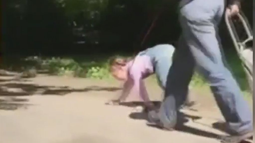 El vídeo de la 'niña perro' que indigna a Rusia por posible maltrato infantil