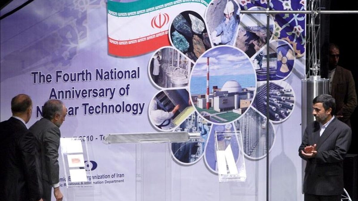 El presidente iraní, Mahmud Ahmadineyad (d) y el director de la Organización de la Energía Atómica de Irán (OIEA), Ali-Akbar Salehi (2i), desvelan la fabricación de la tercera generación de las centrifugadoras a mano de los científicos iraníes, durante el acto de la conmemoración del día de la energía nuclear, el 9 de abril de 2010 en Teherán (Irán). EFE/Archivo