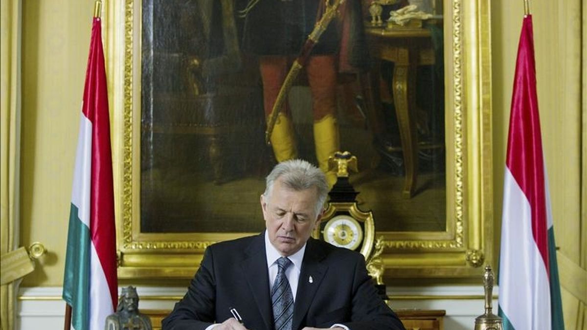 El presidente húngaro, Pál Schmitt, firma la nueva Constitución de Hungría en el Palacio Presidencial Alexande en Budapest (Hungría) hoy, lunes, 25 de abril de 2011. EFE