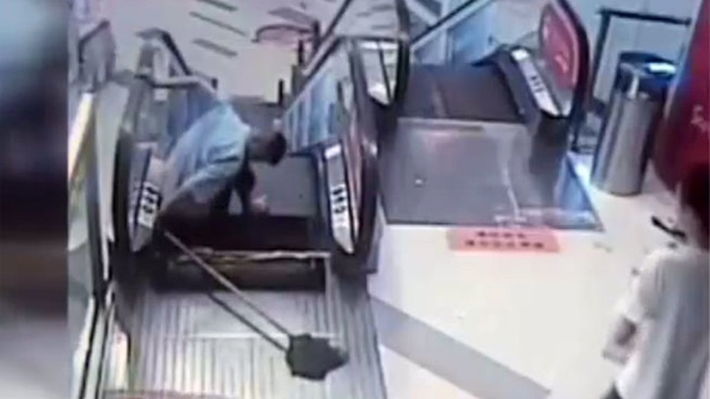 Un hombre pierde un pie en una escalera mecánica en China