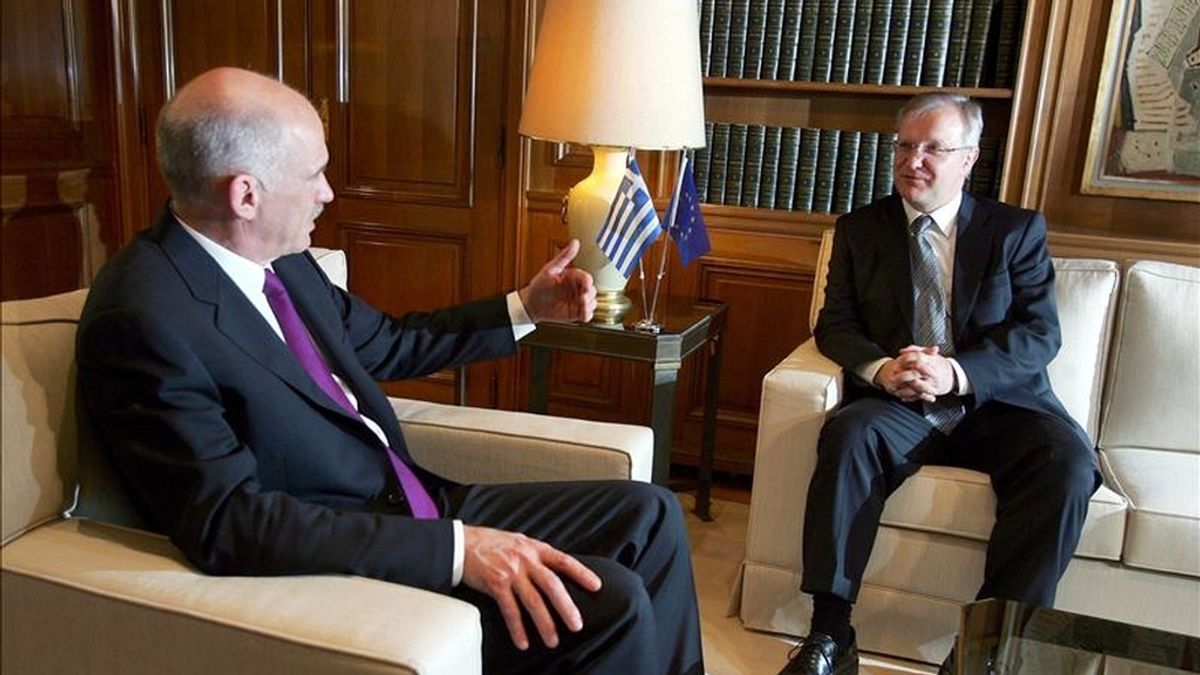 El primer ministro griego, George Papandreou (i), conversa con el comisario europeo de Asuntos Económicos, Olli Rehn (d), durante una reunión en Atenas, Grecia. EFE/Archivo El primer ministro griego, George Papandreou (i), conversa con el comisario europeo de Asuntos Económicos, Olli Rehn (d), durante una reunión en Atenas, Grecia. EFE/Archivo