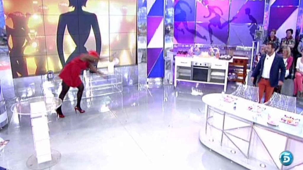 Ha imitado a la muñeca de la cabecera del programa dando una voltereta