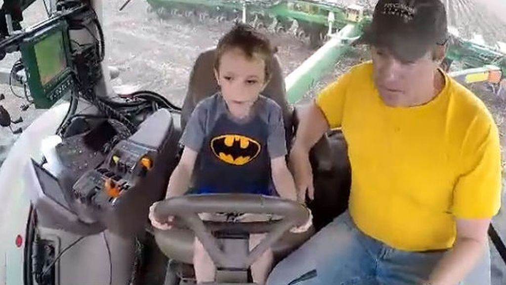 La mejor edad para aprender a conducir un tractor... ¿seis años?
