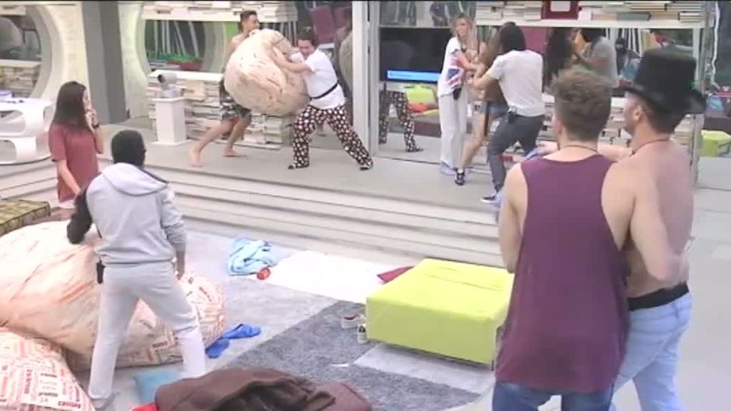 El pobre Carlos ha corrido en cueros por la casa