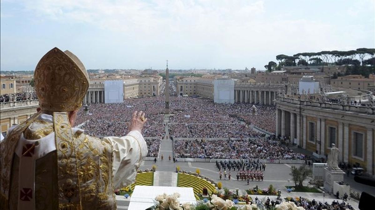Foto facilitada por el diario vaticano L'Osservatore Romano que muestra al papa Benedicto XVI mientras impartía la bendición Urbi et Orbi hoy en el Vaticano. EFE