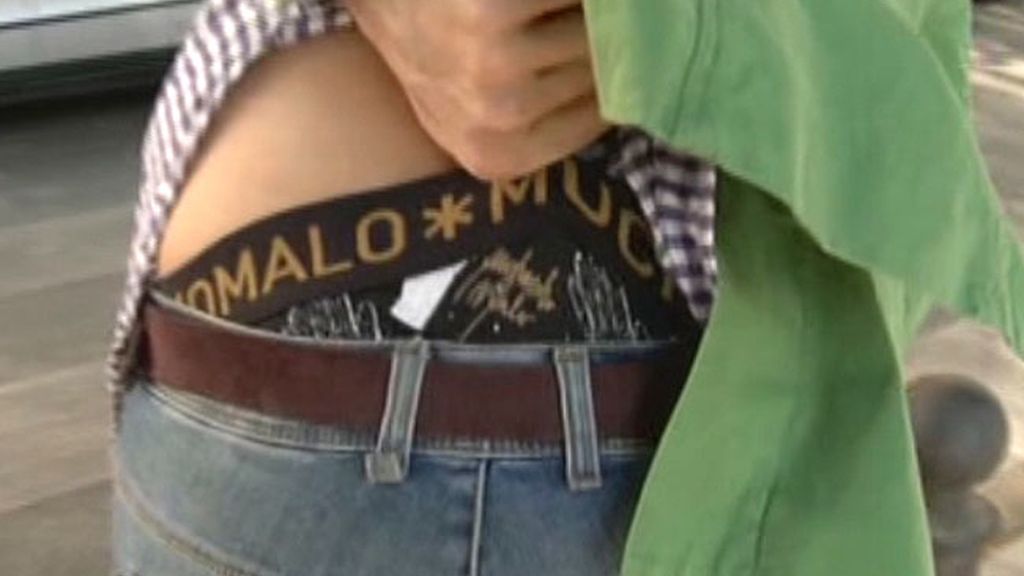 J.J. y José Antonio enseñan los calzoncillos