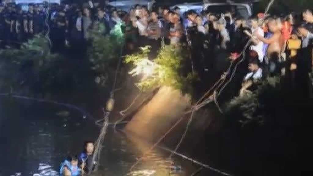 Mueren ocho niños y tres adultos en el accidente de un autobús escolar en China