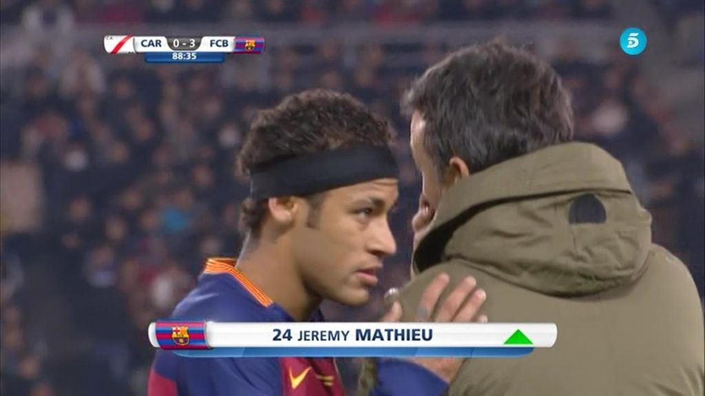 ¿Gesto de buen rollo o queja a Luis Enrique? Así fue el cambio de Neymar en la final