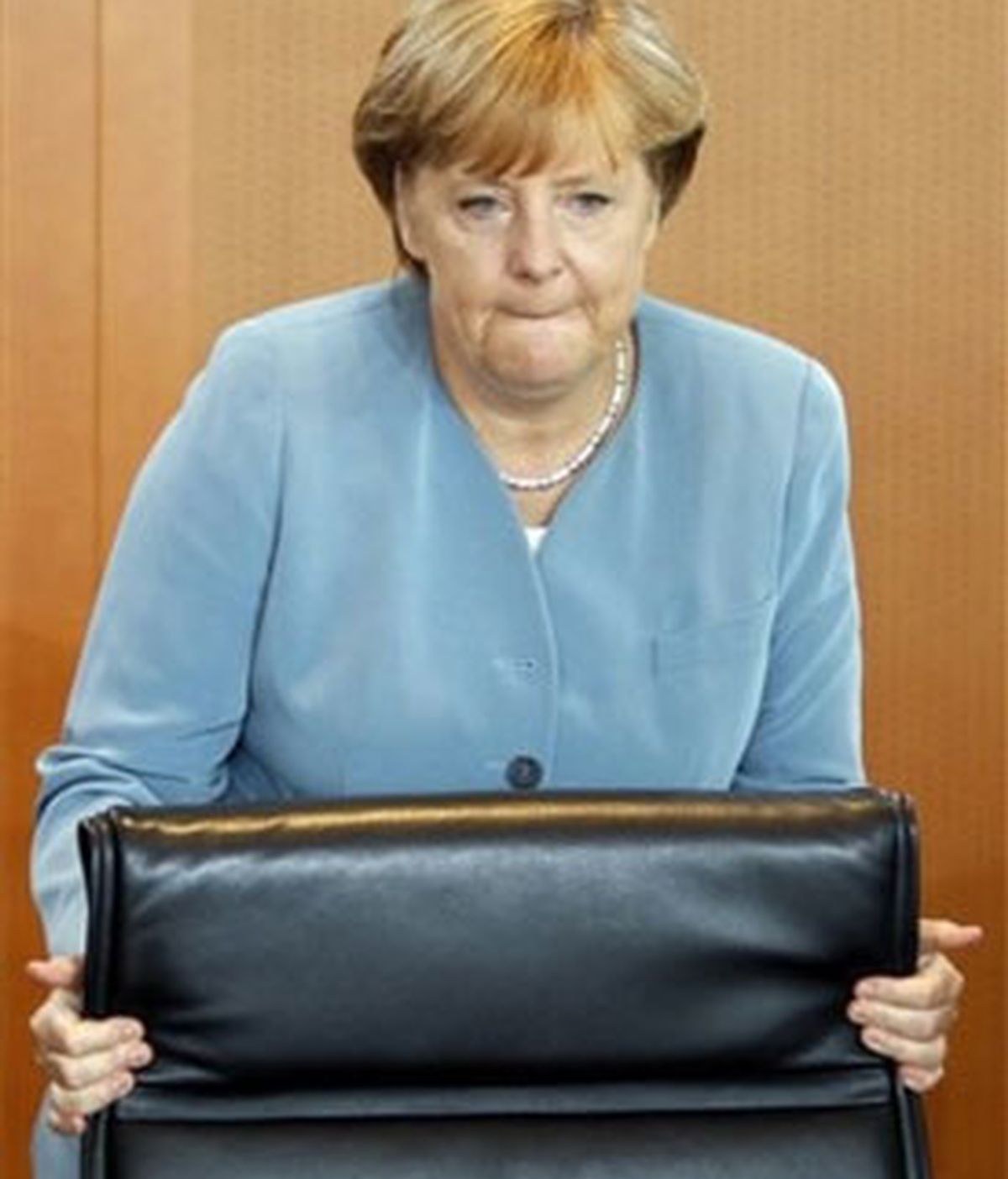 La canciller alemana, Angela Merkel, llega a la reunión del gabinete de gobierno celebrada en la Cancillería en Berlín. Foto: AP.