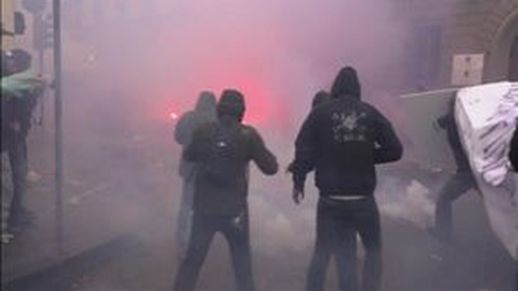 Violentos enfrentamientos entre la policía y manifestantes en Florencia