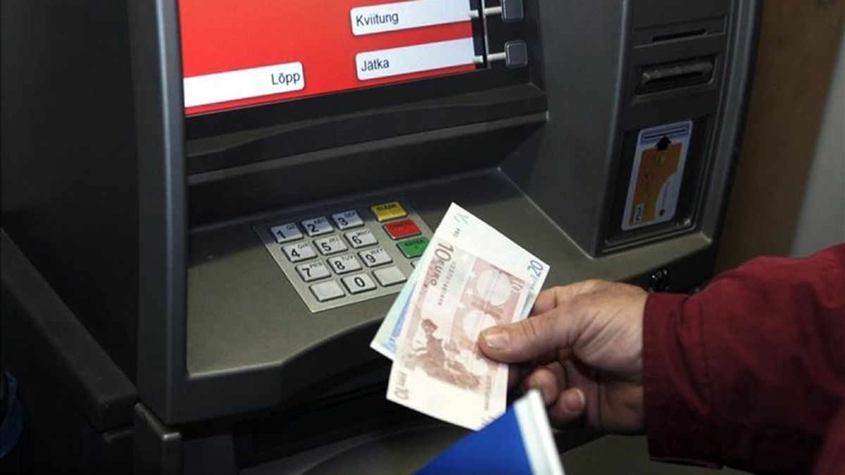 Un hombre retira euros de un cajero automático. EFE/Archivo Un hombre retira euros de un cajero automático. EFE/Archivo