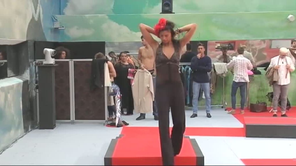 Álvaro, 'fashionista' del desfile, ler valora