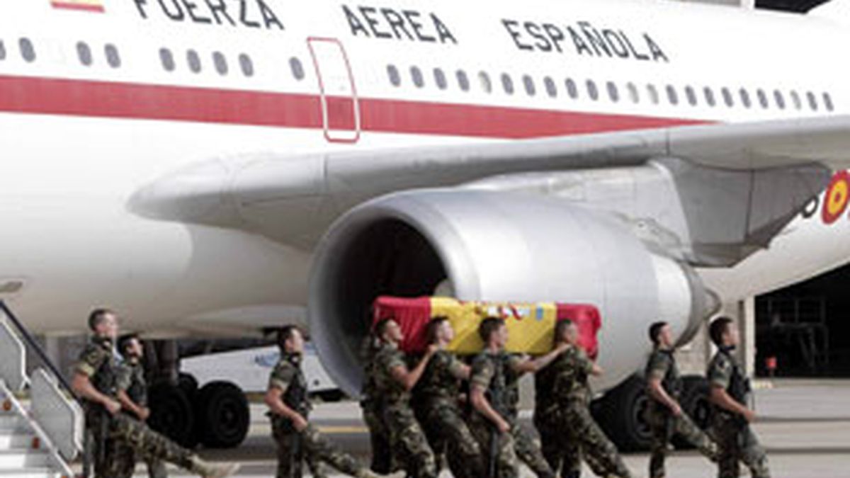 Los restos mortales del sargento Manuel Argudin Perrino y la soldado Niyireth Pineda Marín, a su llegada a la base aérea de Gando (Gran Canaria). Vídeo: Informativos Telecinco.