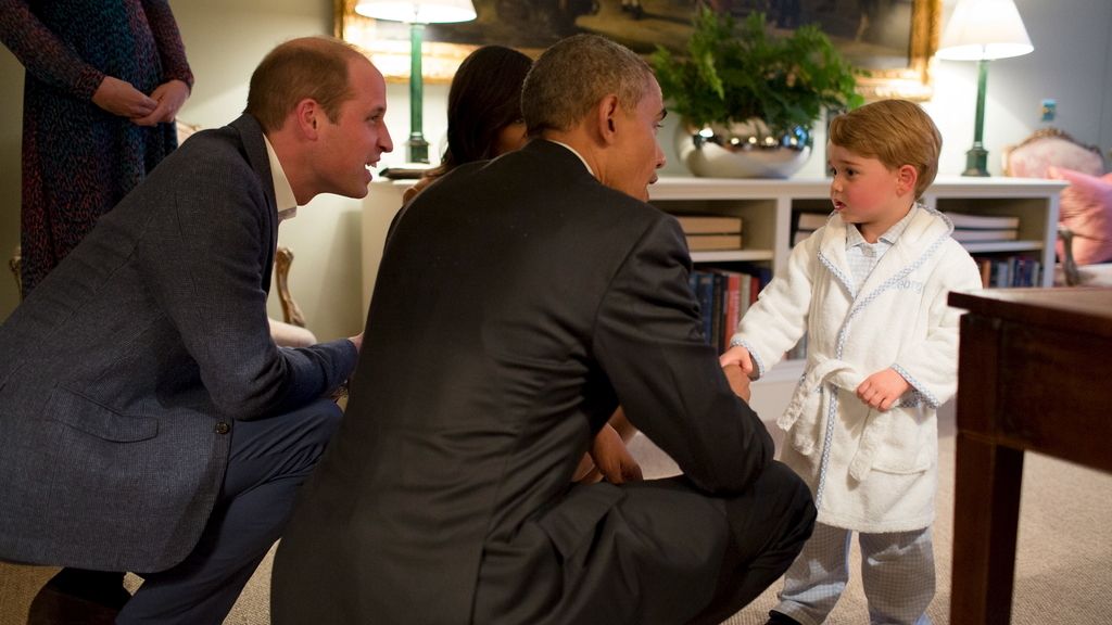 El pequeño príncipe George recibe a los Obama en pijama