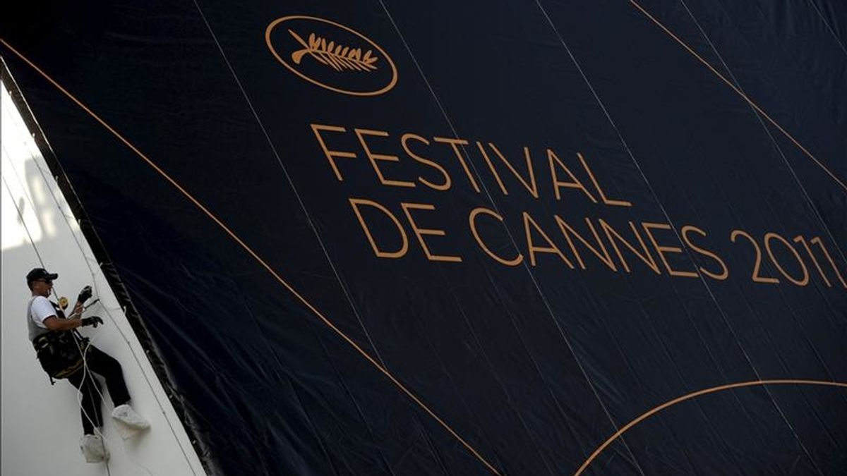 Un empleado trabaja en la colocación del póster oficial del 64 Festival de Cine de Cannes en la fachada del Palacio de Festivales, en Cannes (Francia. La ciudad francesa vive inmersa en los preparativos para el festival, que tendrá lugar entre el 11 y el 22 de mayo. EFE
