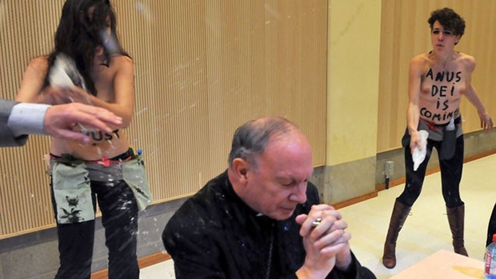 Un grupo de mujeres rocían con agua al arzobispo belga Andre-Joseph Leonard