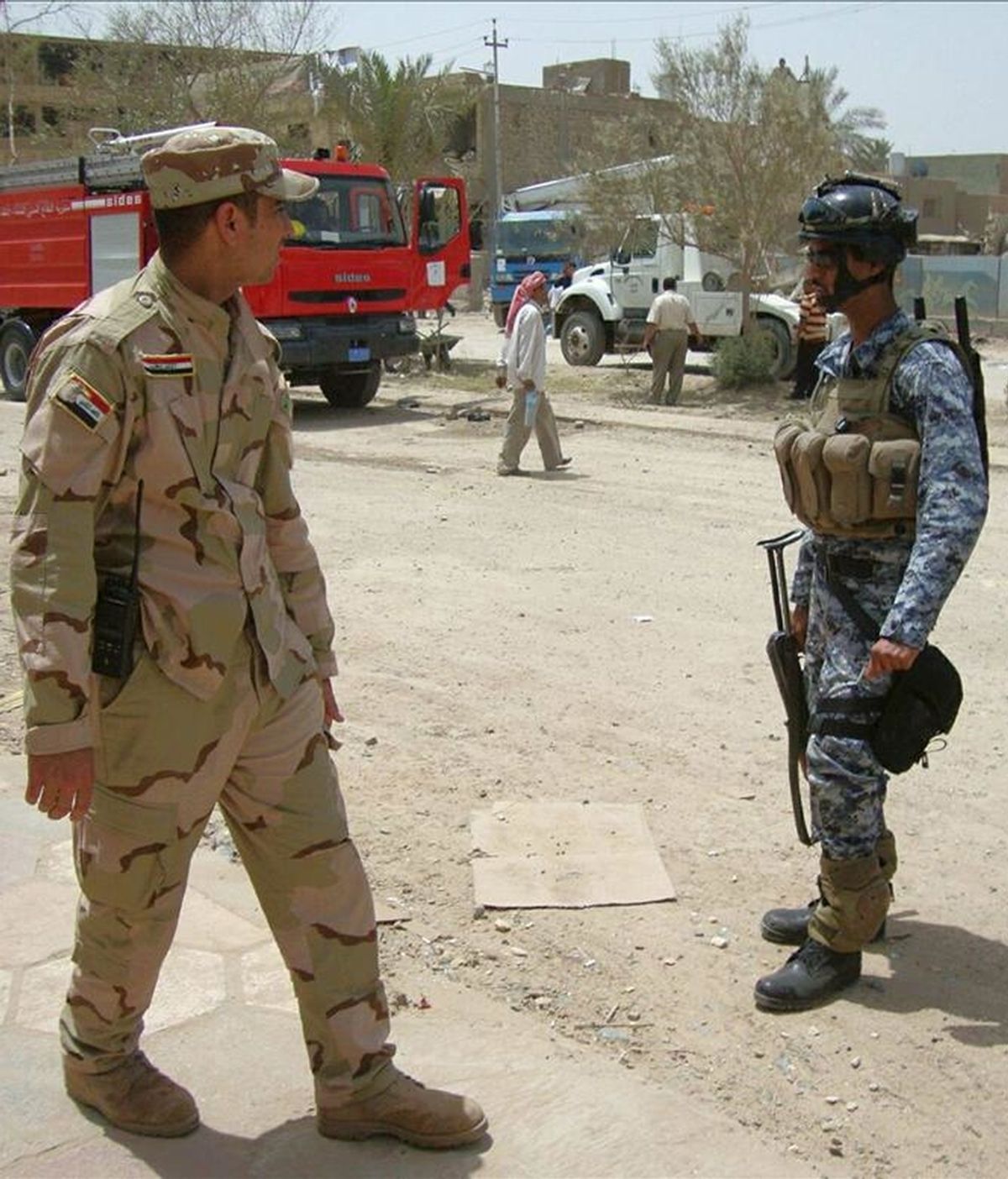 Policías iraquíes controlan el lugar donde se ha cometido un atentado con coche bomba, en Hila, Irak. EFE